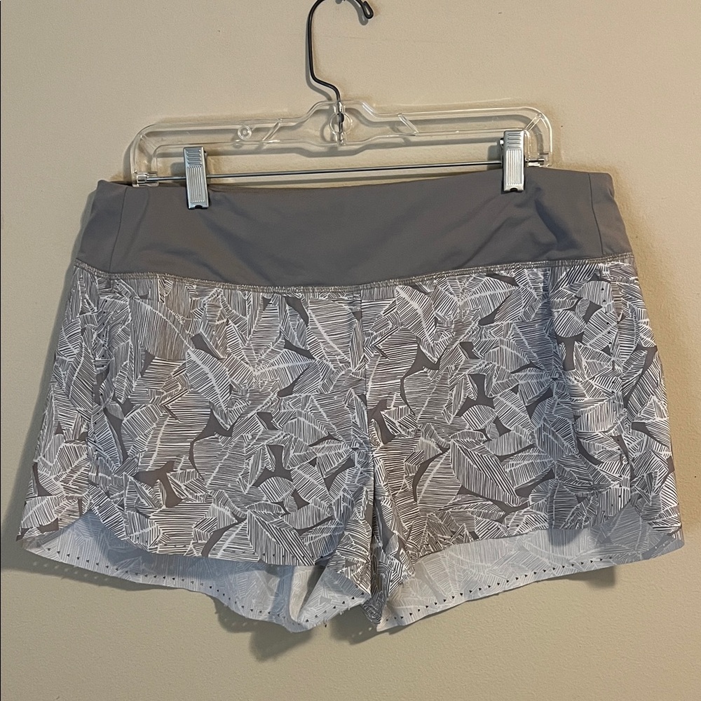 Athleta Laser Running Short 4”Women’s size large, gray floral print high rise
